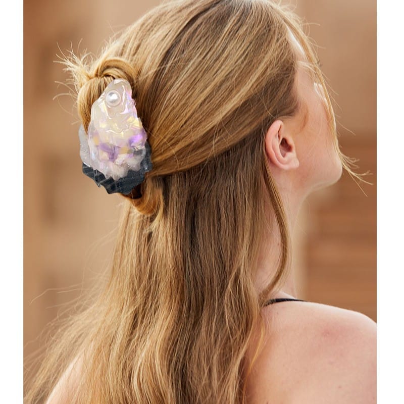 Medium Cartoon Oyster Hair Claw | NueShiny