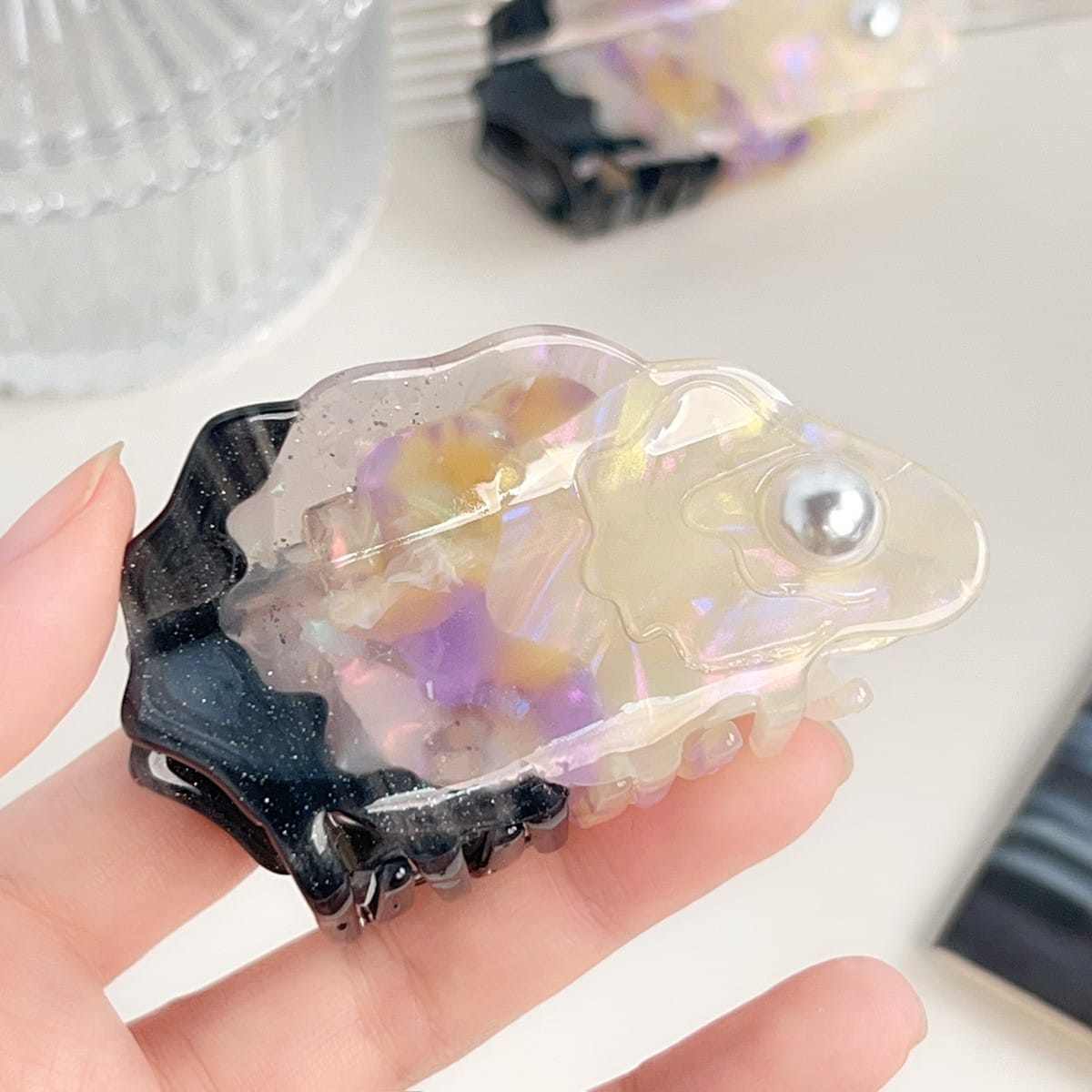 Medium Cartoon Oyster Hair Claw | NueShiny
