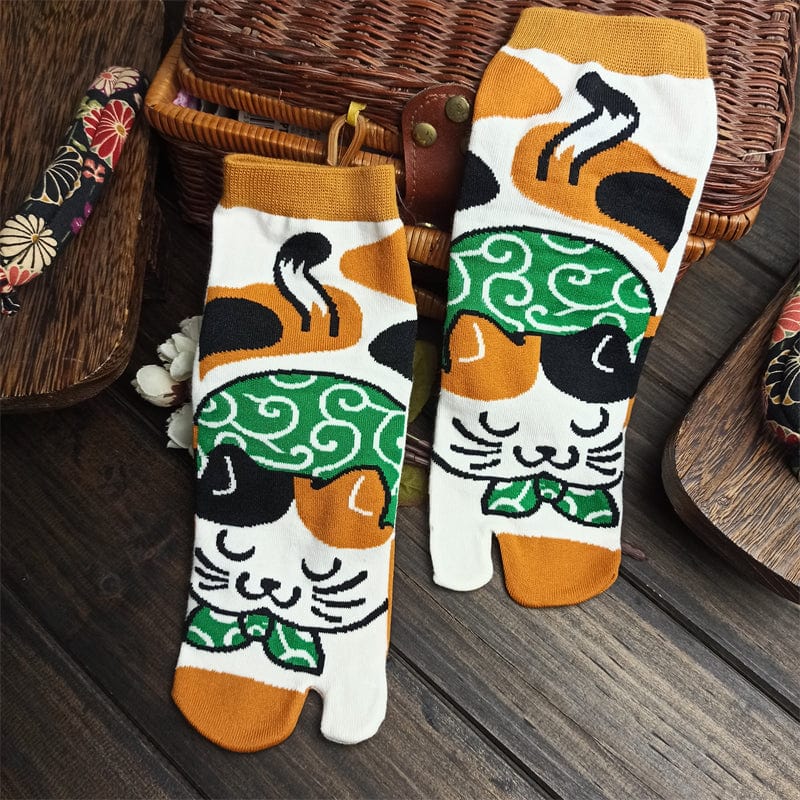 One Pair Of White-Hooded Cat Two-Toe Grip Socks | NueShiny