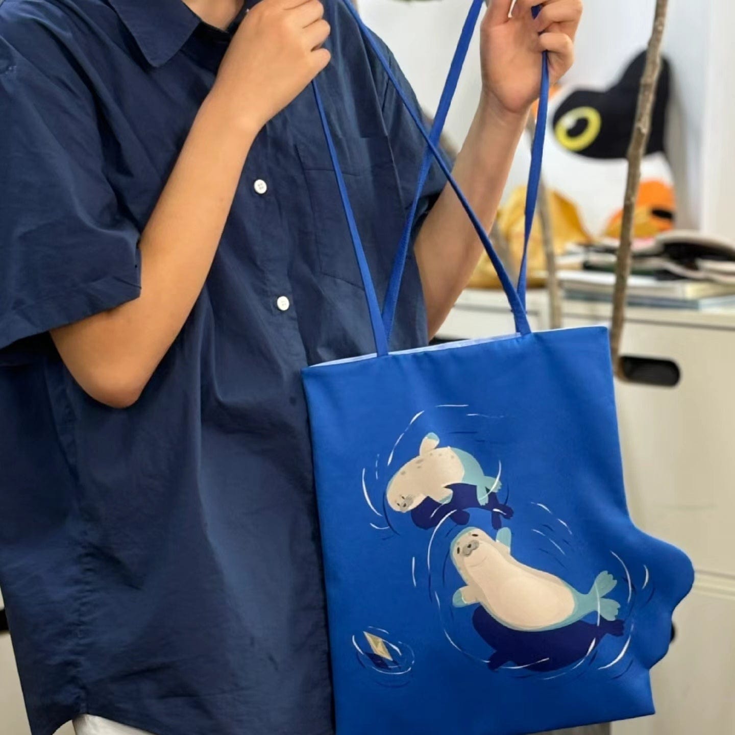 Dual-Sided Orca vs Seal Shoulder Bag | NueShiny & PIPIZU