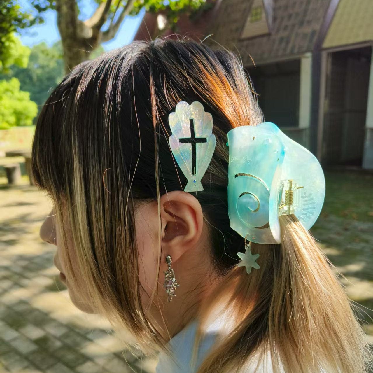 Medium Rippling Blue Shell Hair Claw Clips | NueShiny & Be warm  in
