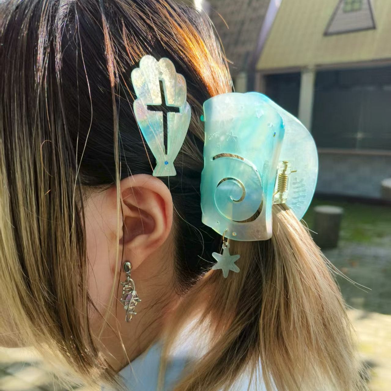 Medium Rippling Blue Shell Hair Claw Clips | NueShiny & Be warm  in